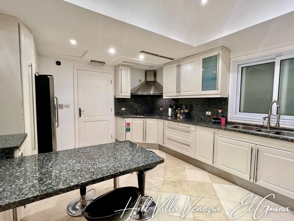American-style kitchen with hotplate, dishwasher, fridge-freeze, oven, micro etc