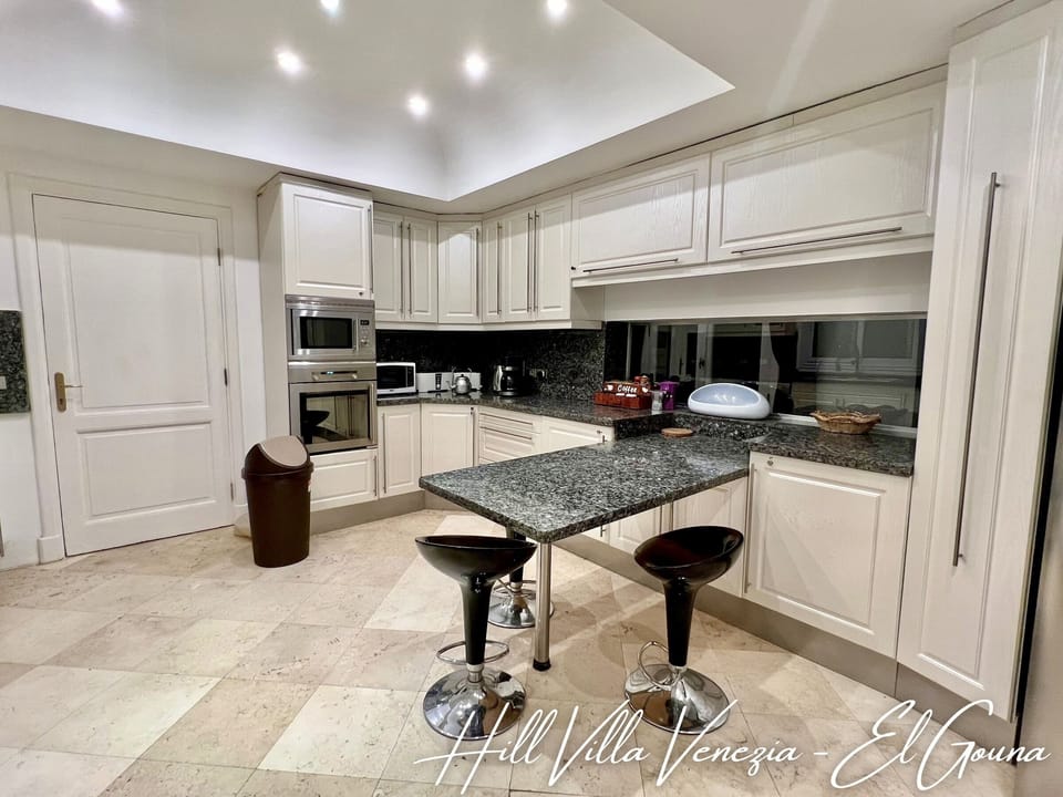 American-style kitchen with hotplate, dishwasher, fridge-freeze, oven, micro etc