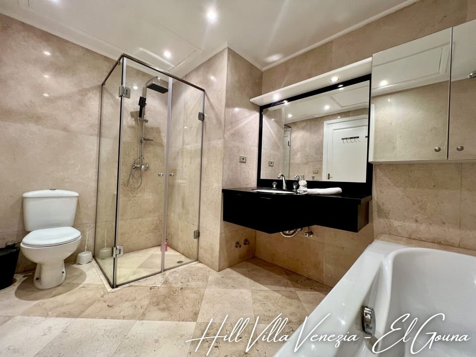 Ruby Suite: Ensuite bathroom with a walk-in rain-shower, toilet, basin and bath