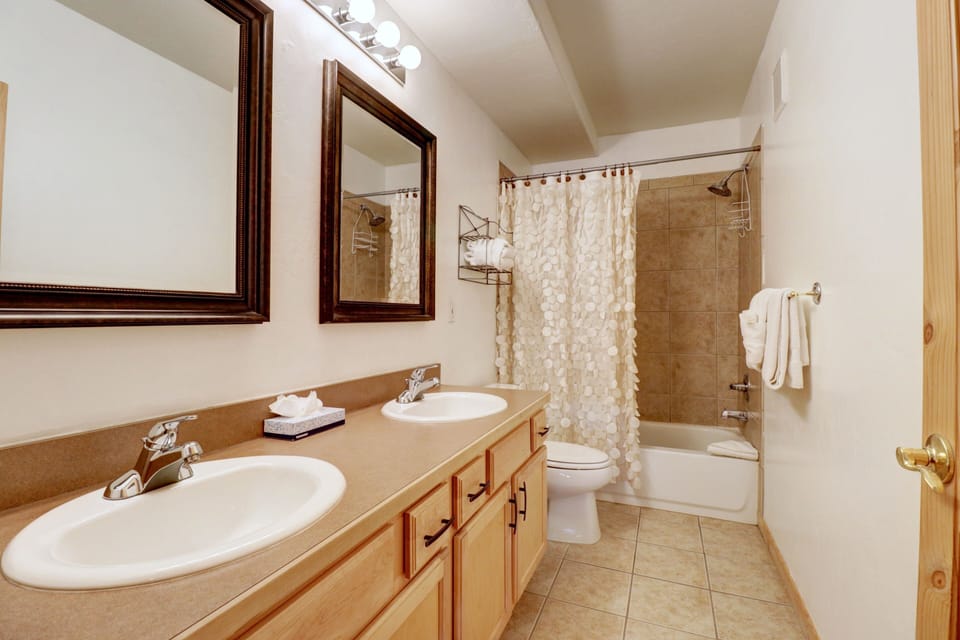 101 Streamside Lane 2 Bedroom Condo by RedAwning Apartment in Frisco