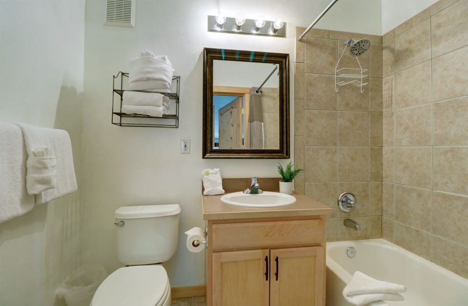 101 Streamside Lane 2 Bedroom Condo by RedAwning Apartment in Frisco