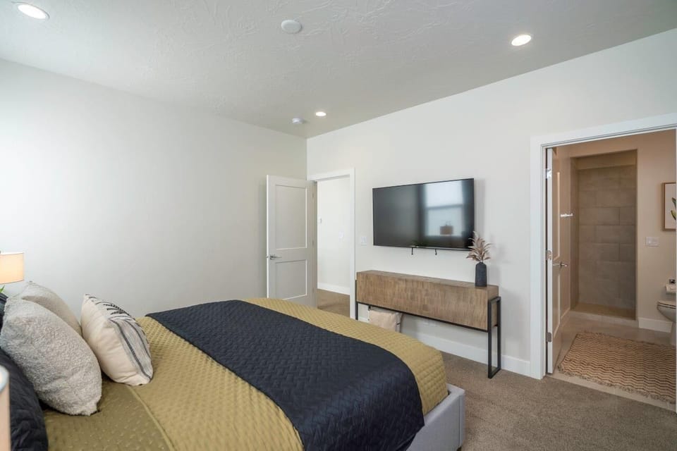 Bedroom 3, king bed