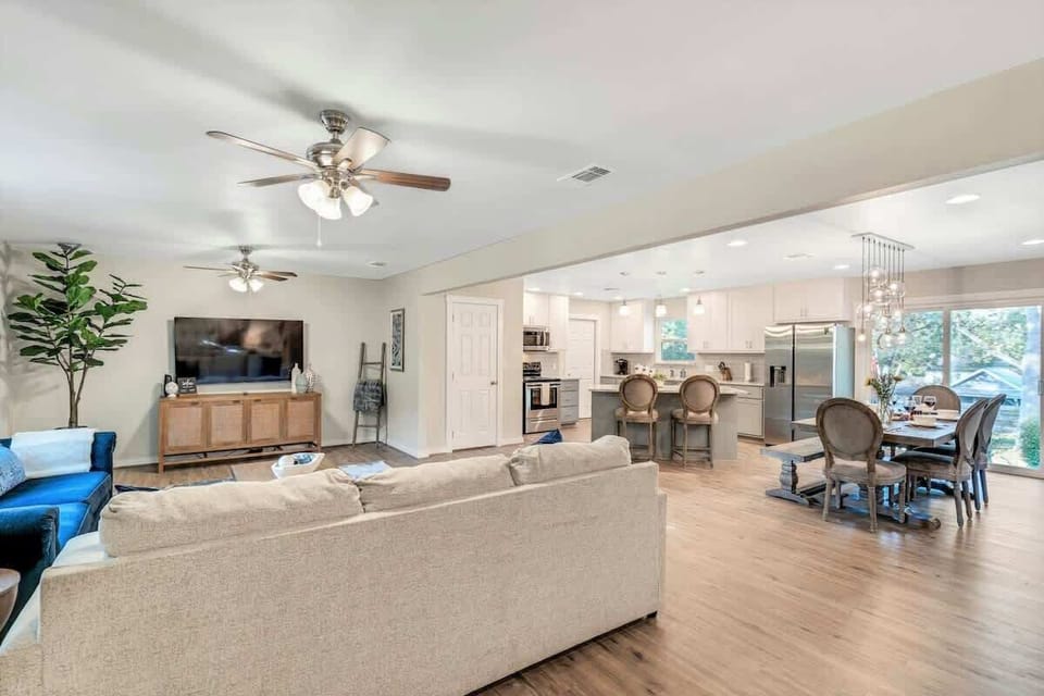 Living Room 1 of 4