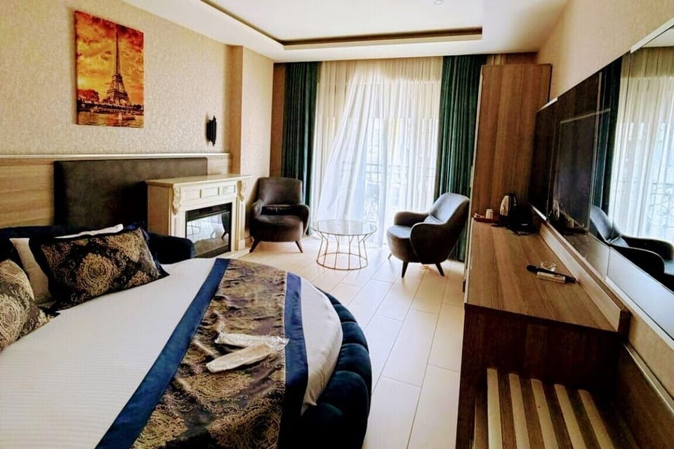 Deluxe Double Room | In-room safe, individually furnished, laptop workspace, free WiFi