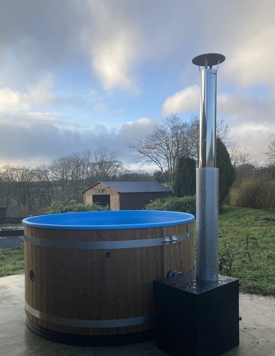 Outdoor spa tub