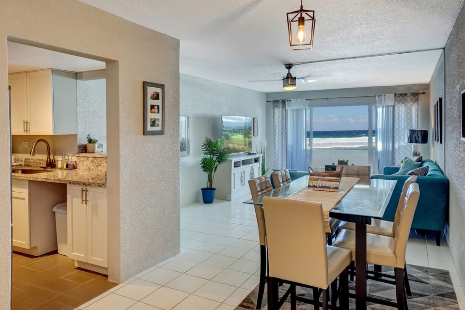 You can prepare a meal while gazing at the beach.