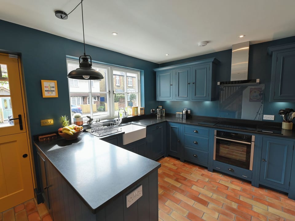 Cottage | Private kitchen | Fridge, microwave, dishwasher, electric kettle