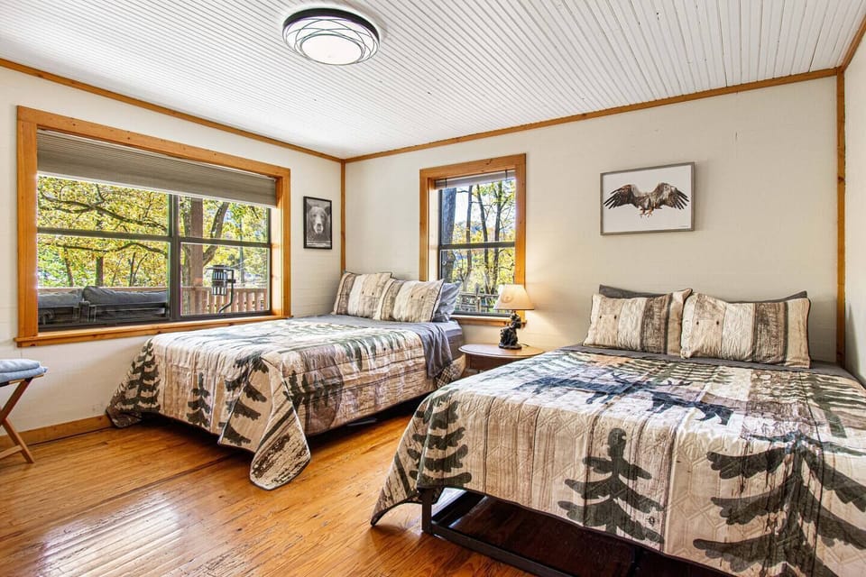 2 queen beds - I know the angle makes one look smaller, but they are both queens.