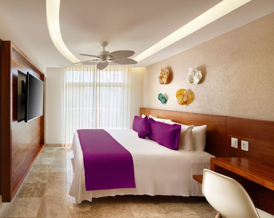 Elite Suite, 1 King Bed, Hot Tub | Premium bedding, minibar, in-room safe, desk
