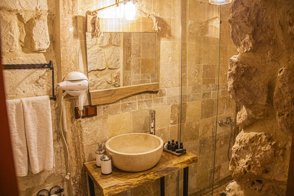 J.201 | Bathroom | Free toiletries, hair dryer, bathrobes, slippers