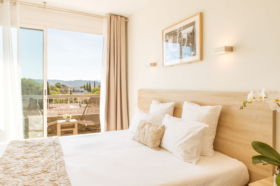 Double Room, Courtyard View | Minibar, in-room safe, individually furnished, blackout drapes