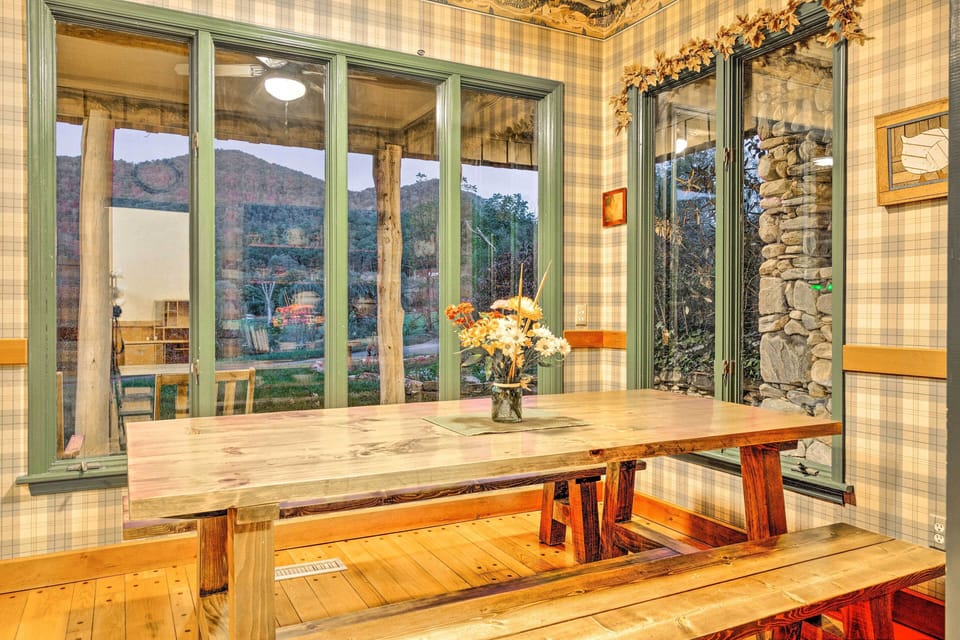Dining Area | Mountain Views