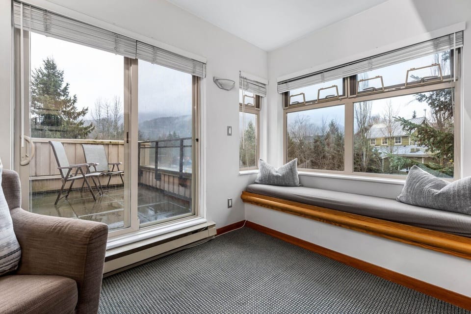 Movie nights and mountain mornings. This living room has you covered.