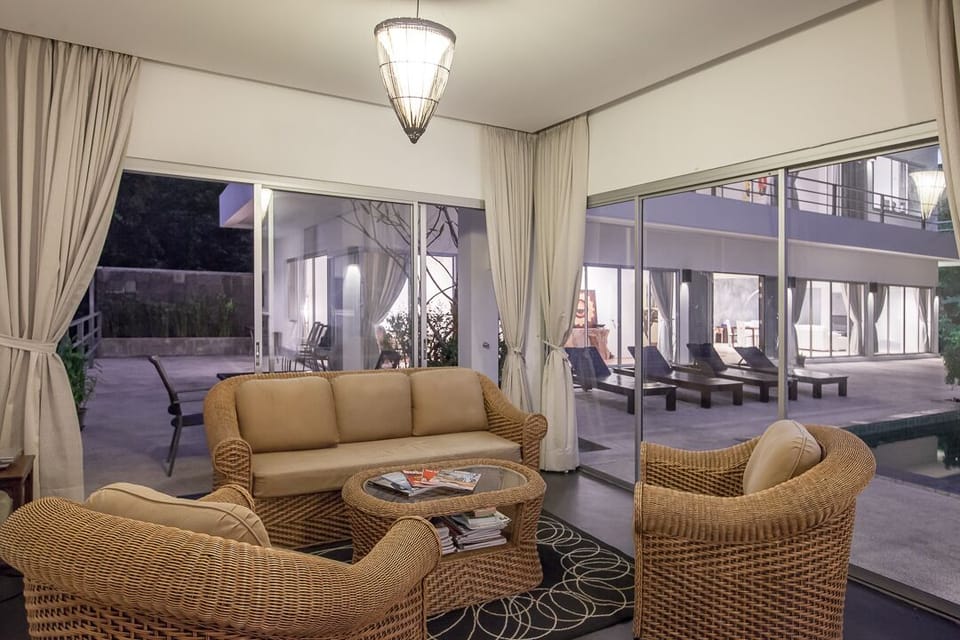 Cozy seating area to enjoy drinks. 