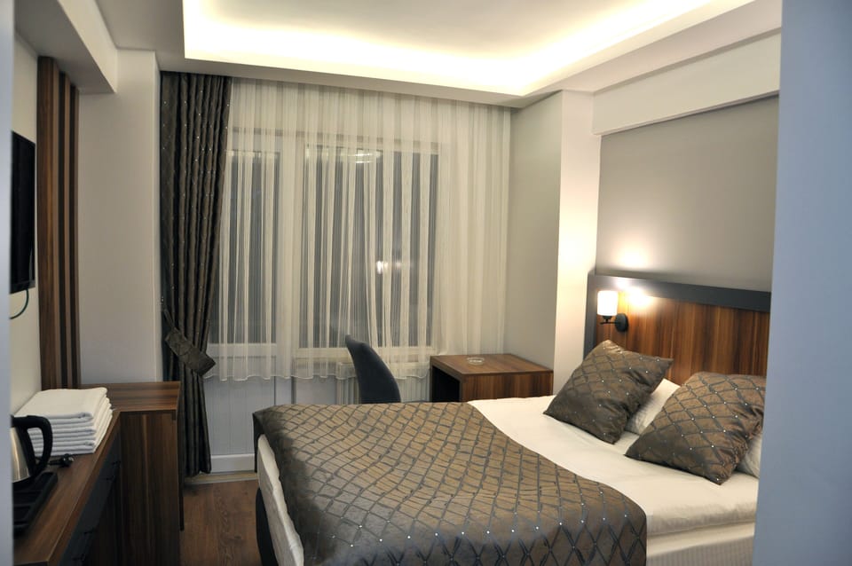 Family Triple Room | Premium bedding, free minibar, desk, laptop workspace