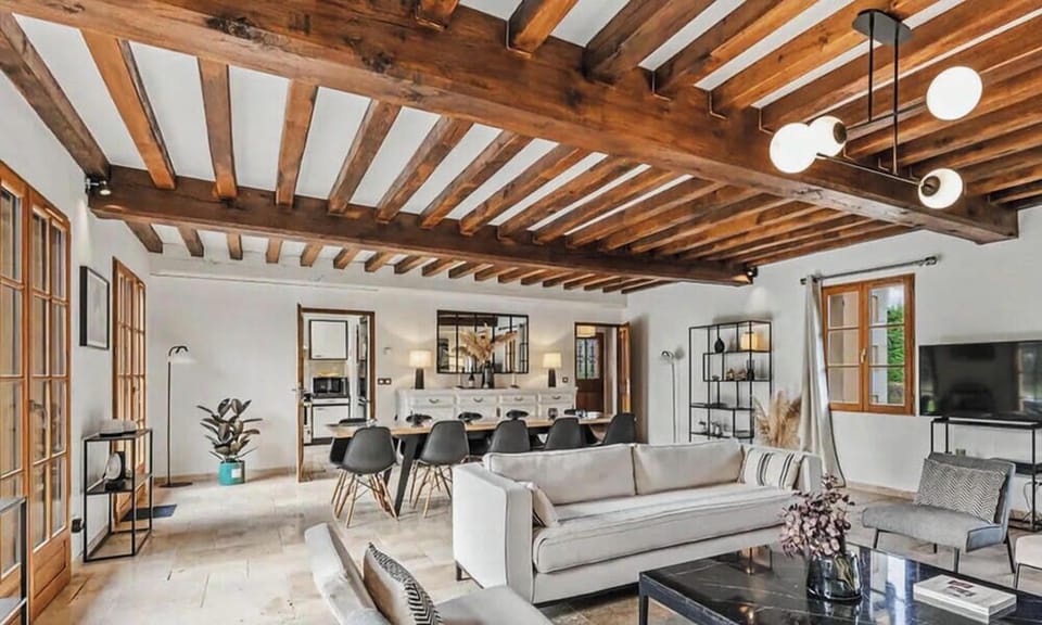 Spacious living room, ideal for family time and sharing moments.