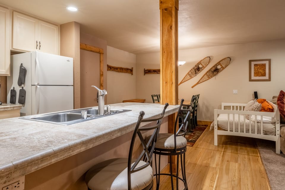 Fully Equipped Kitchen with 2 Bar Stools / Twin Day Bed / Living Room