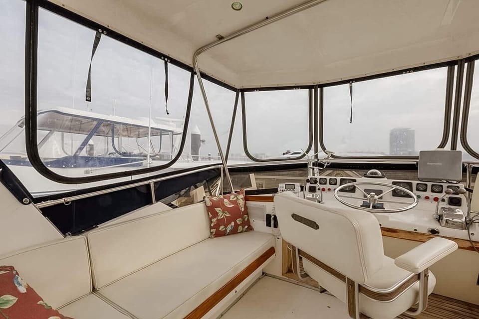 The flybridge, yet another fantastic spot to cozy up and enjoy life on a boat!