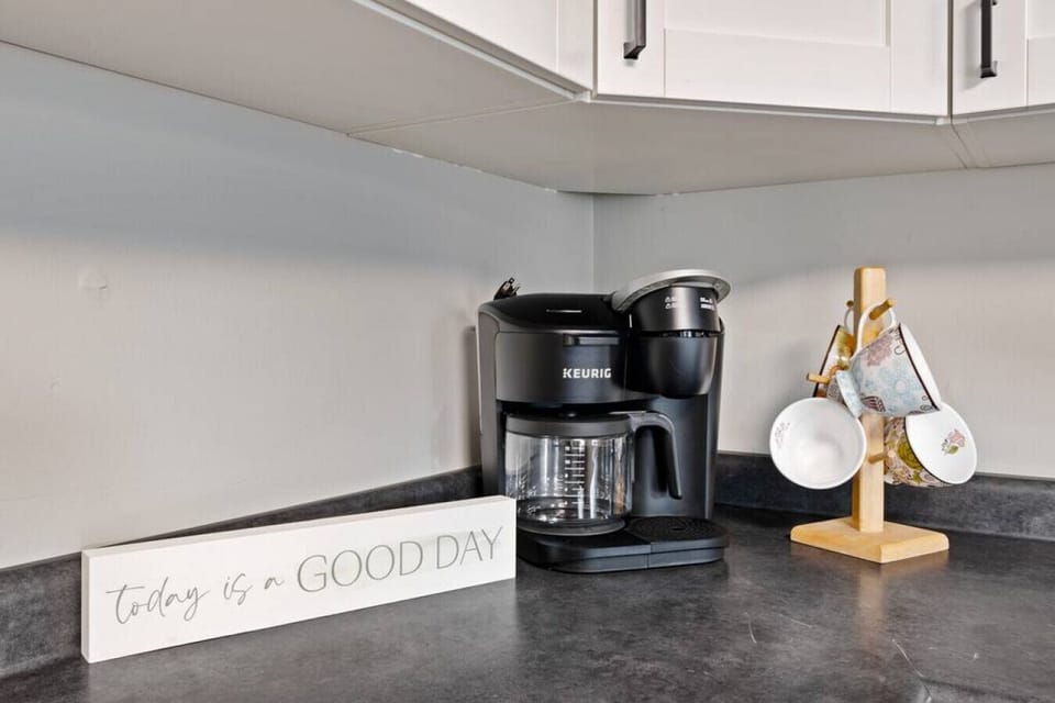 Keurig dual brew coffee maker with mugs