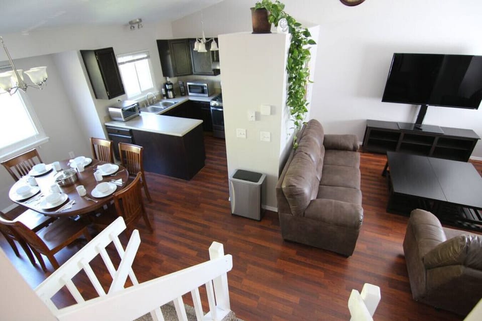 The middle floor of the tree-level house 