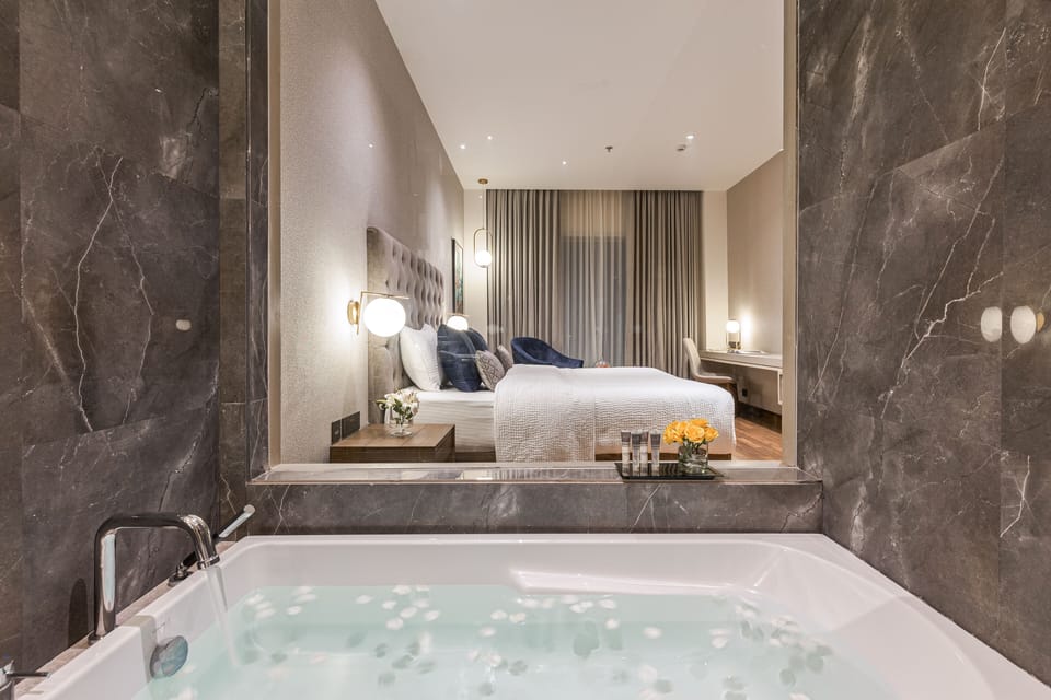 Room, 1 King Bed, Non Smoking, Bathtub | Bathroom | Free toiletries, hair dryer, slippers, towels
