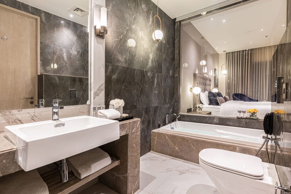 Room, 1 King Bed, Non Smoking, Bathtub | Minibar, in-room safe, soundproofing, iron/ironing board