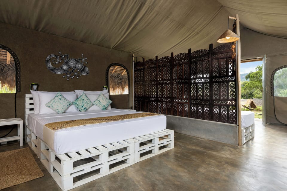 Deluxe Quadruple Room | Desk, bed sheets