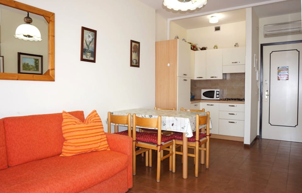 Apartment, 1 Bedroom, Balcony, City View | Interior