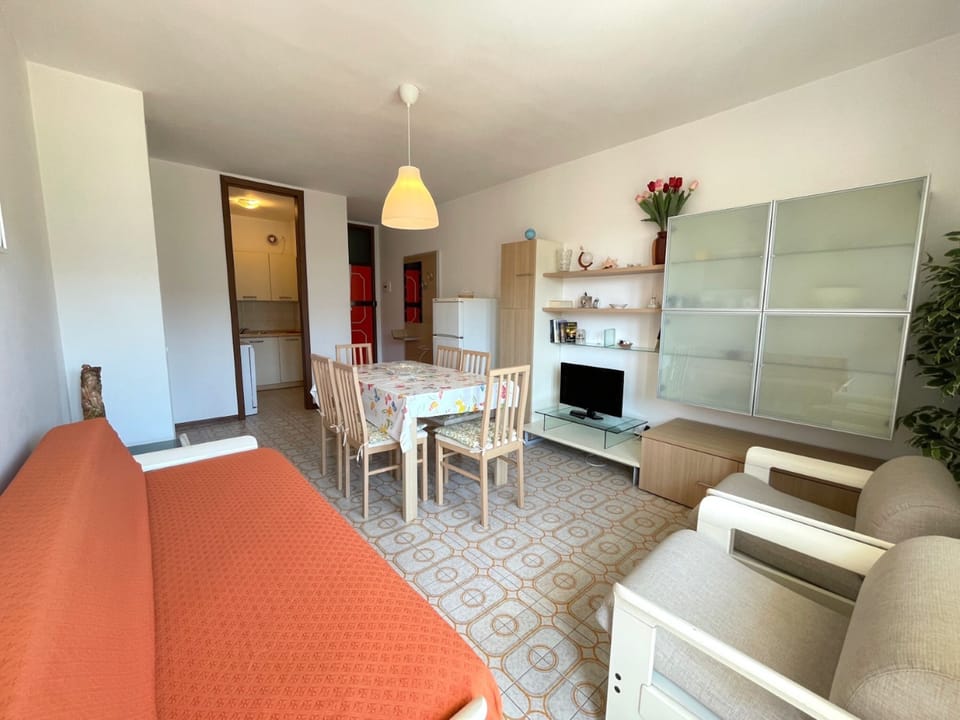 Apartment, 2 Bedrooms, Balcony, City View | Living room