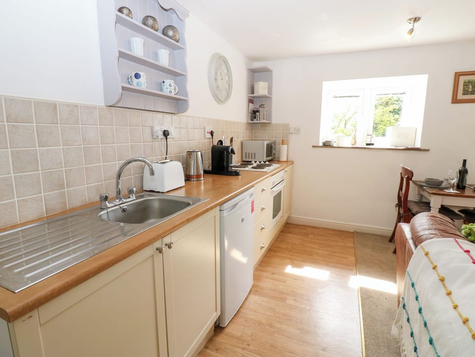 Cottage | Private kitchen | Fridge, electric kettle, toaster, cookware/dishes/utensils