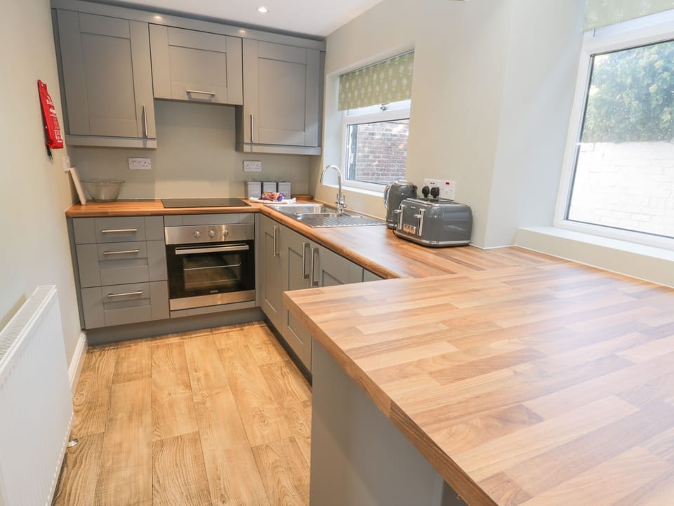 Cottage | Private kitchen | Fridge, dishwasher, electric kettle, toaster