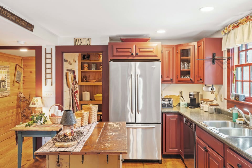 Well stocked kitchen- Lots of serving dishes, Kitchen Aid Mixer, etc. 