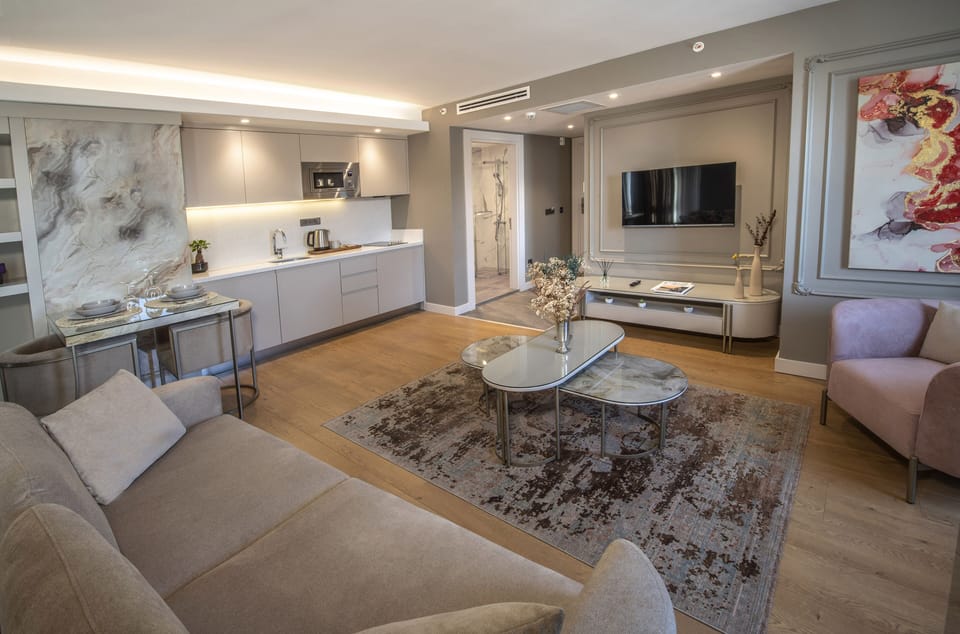Superior Suite, 1 King Bed, Non Smoking, City View | Private kitchenette | Mini-fridge, microwave, stovetop, coffee/tea maker