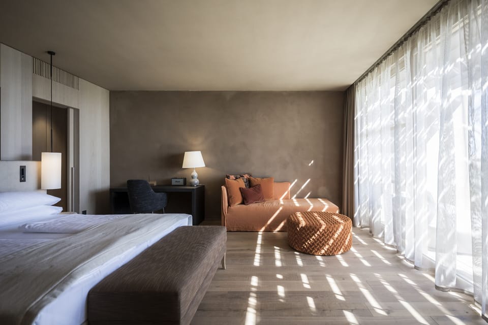 Junior Room | Hypo-allergenic bedding, memory foam beds, minibar, desk
