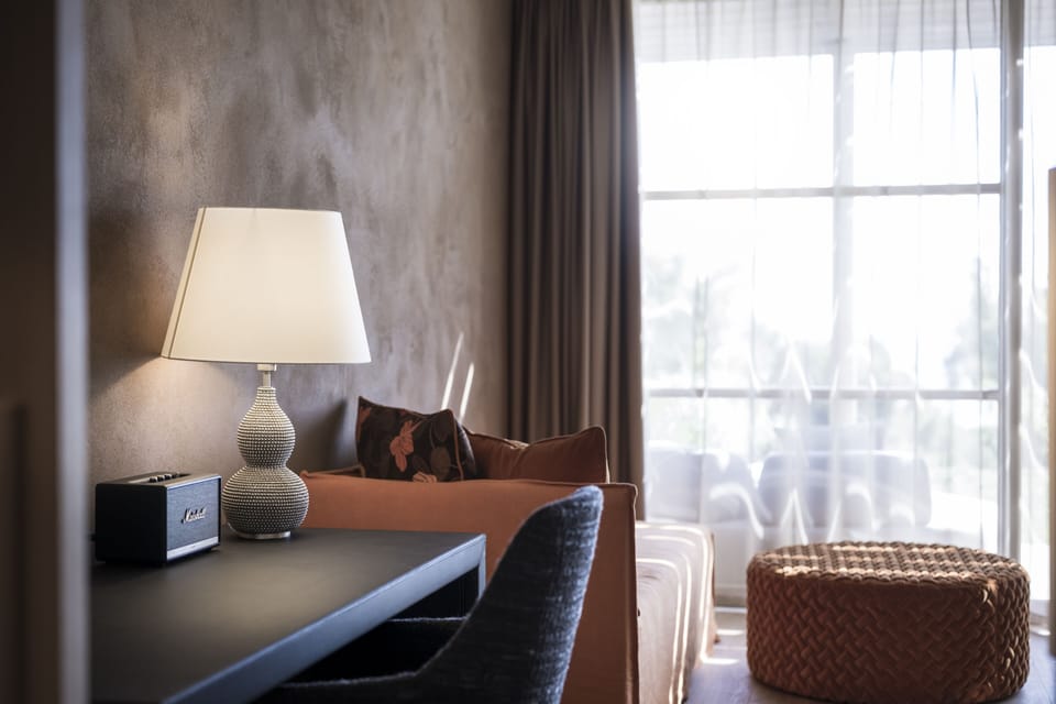 Junior Room | Hypo-allergenic bedding, memory foam beds, minibar, desk