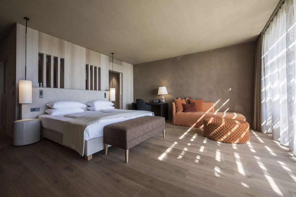 Junior Room | Hypo-allergenic bedding, memory foam beds, minibar, desk