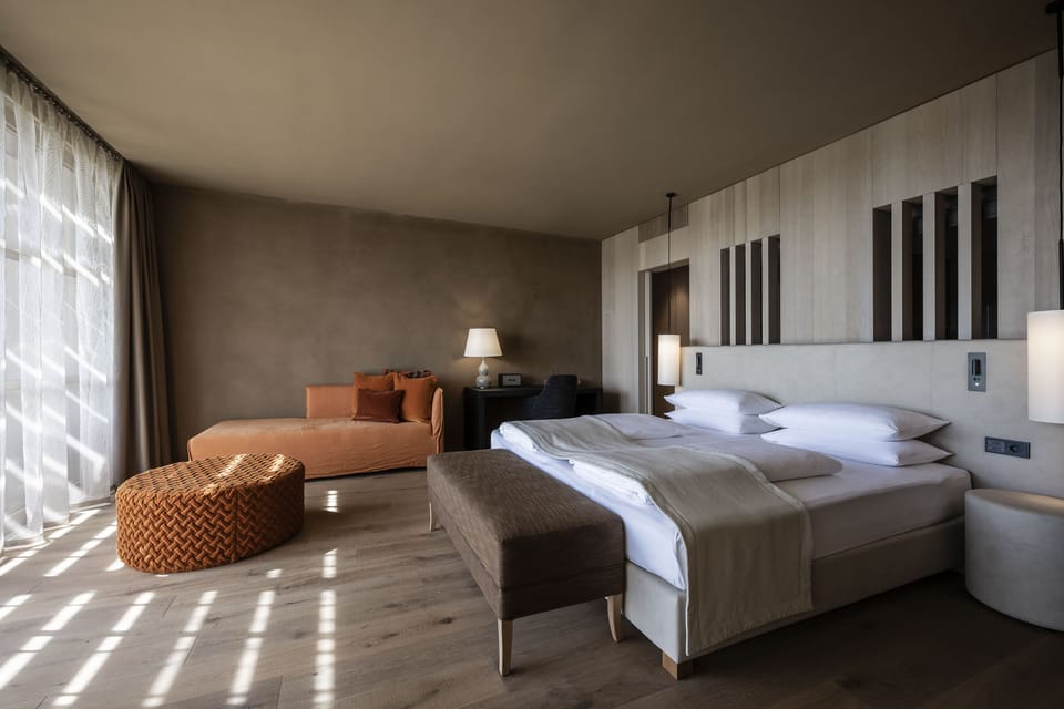 Junior Room | Hypo-allergenic bedding, memory foam beds, minibar, desk