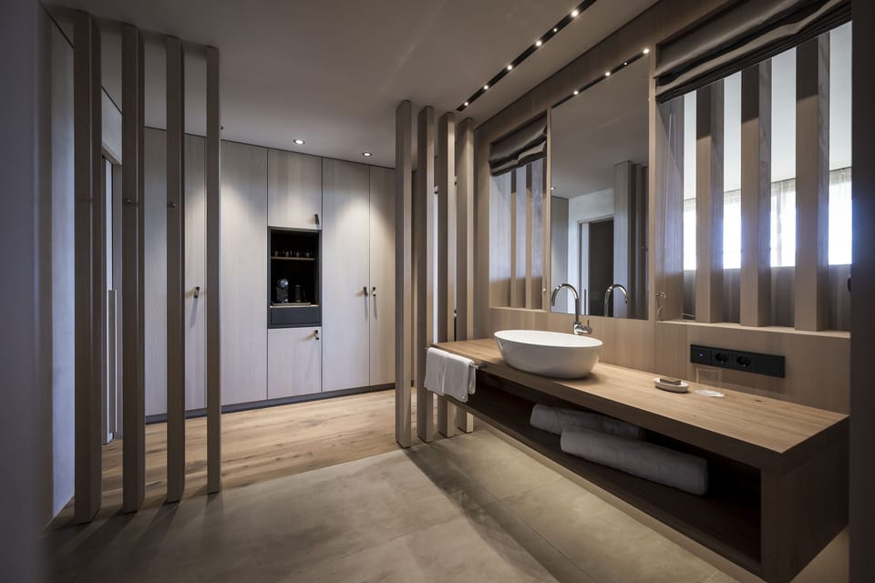Junior Room | Bathroom | Shower, rainfall showerhead, eco-friendly toiletries, hair dryer