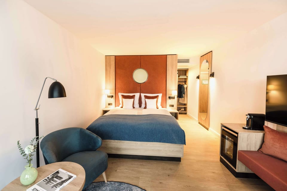 Standard Room, 1 Double Bed, Balcony, Lake View (Walk-in Shower) | Minibar, in-room safe, individually decorated, individually furnished