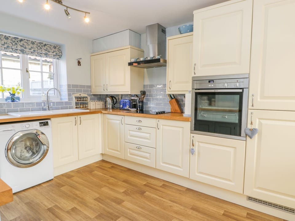Cottage | Private kitchen | Fridge, microwave, electric kettle, toaster