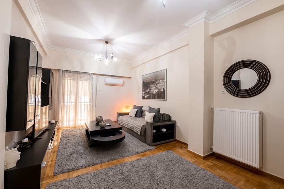 Spacious iving rooml