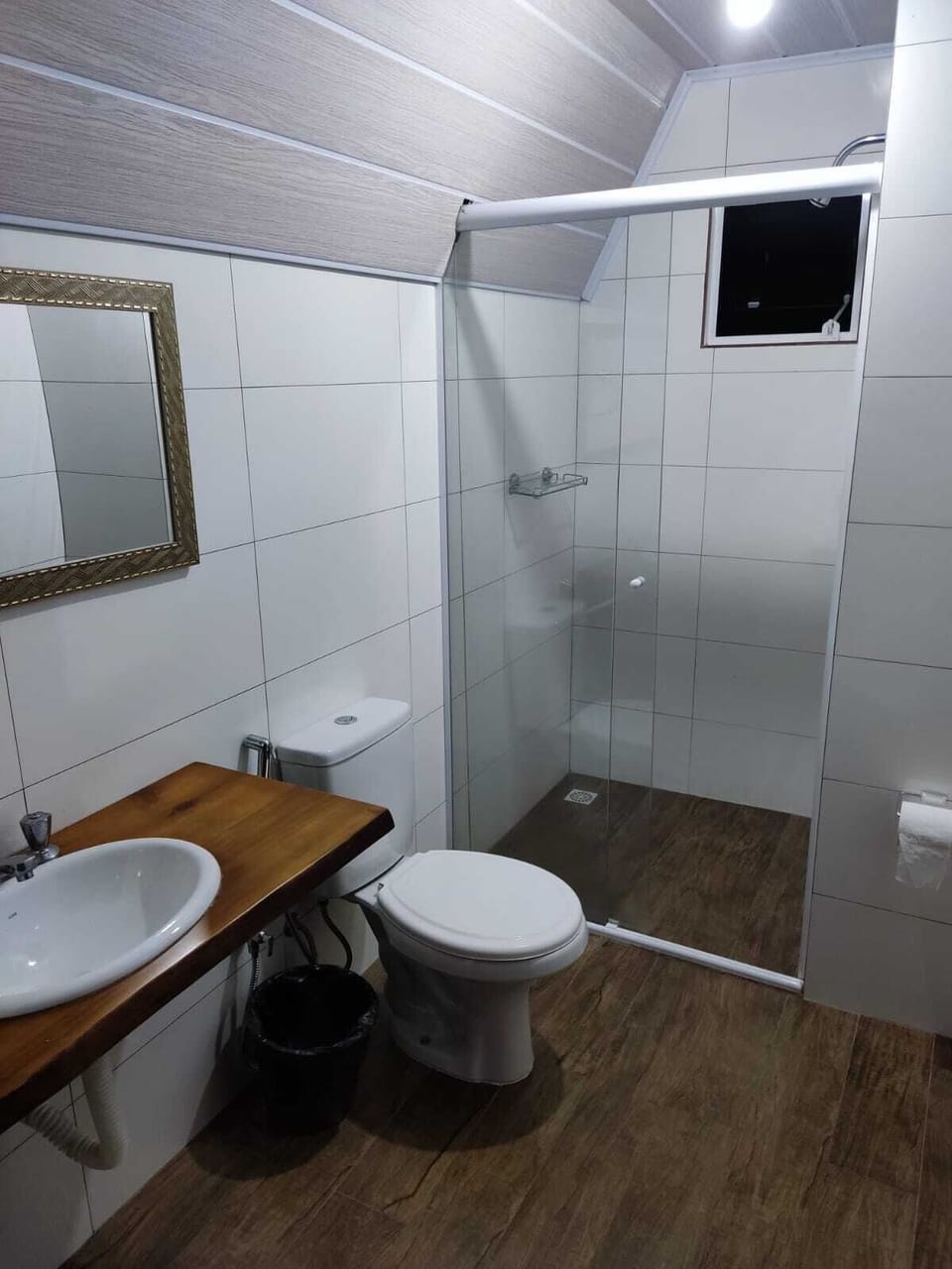 Traditional Chalet, 1 Queen Bed | Bathroom | Shower, toilet paper