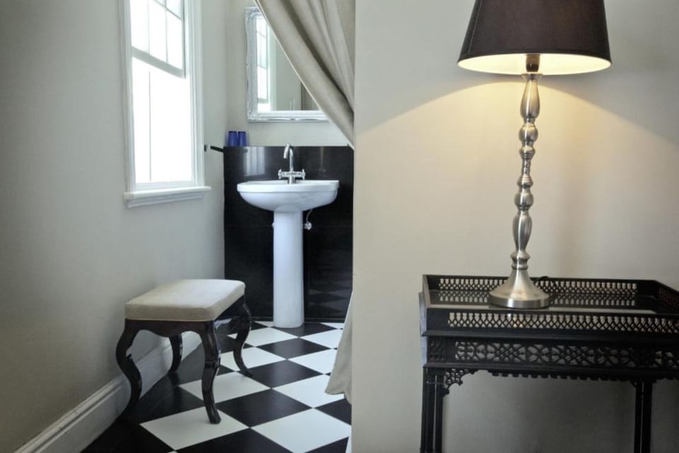 Deluxe Room, Bathtub | Bathroom | Shower, free toiletries, hair dryer, towels