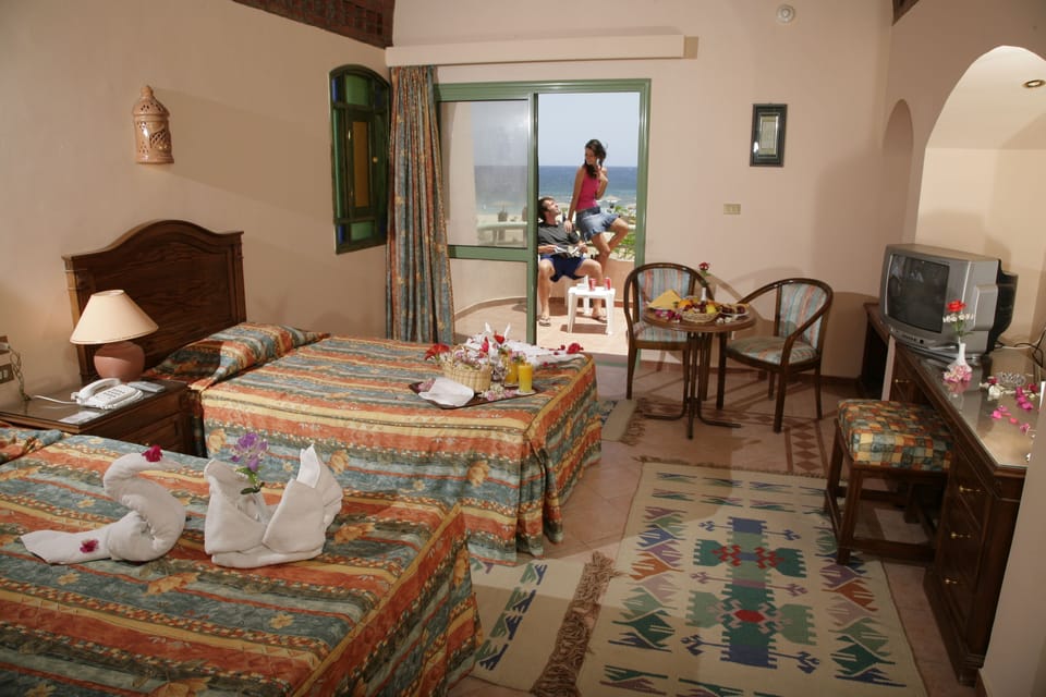 Standard Room | Minibar, in-room safe, blackout drapes, bed sheets