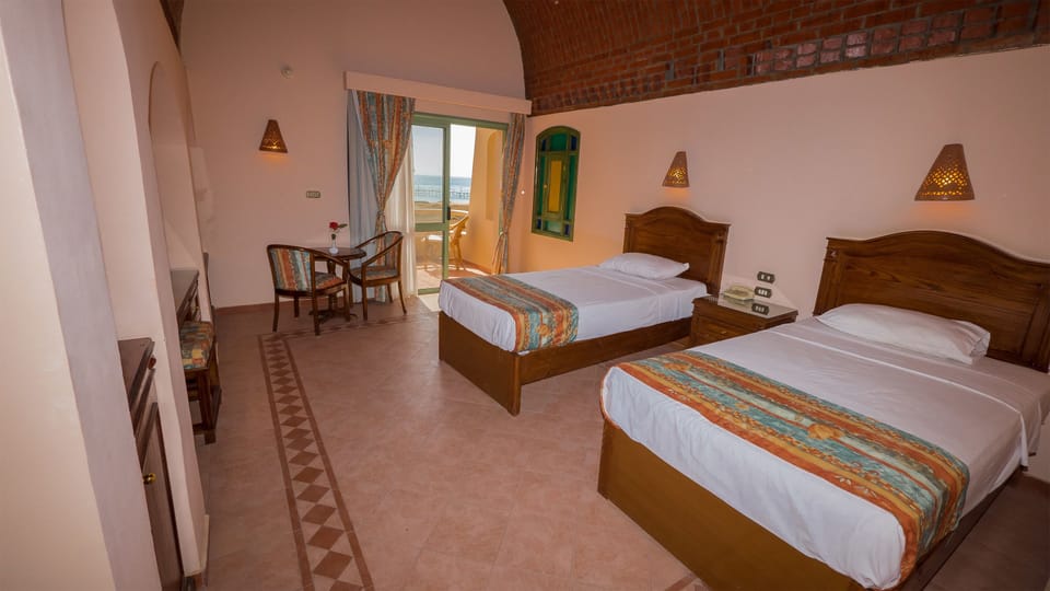 Standard Room | Minibar, in-room safe, blackout drapes, bed sheets