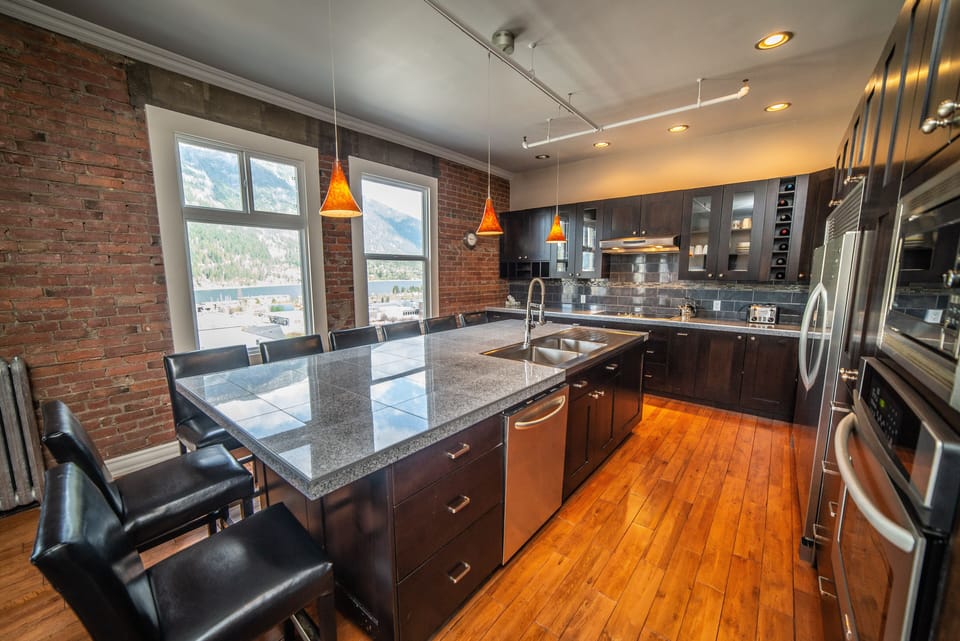 Executive Suite | Private kitchen | Shared fridge, shared microwave