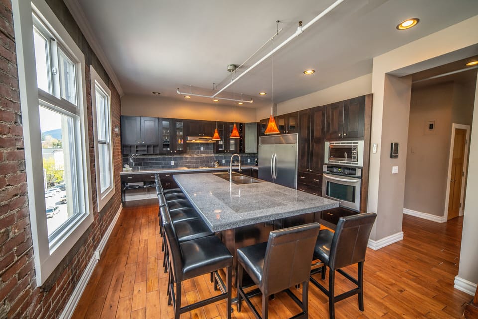 Executive Suite | Private kitchen | Shared fridge, shared microwave