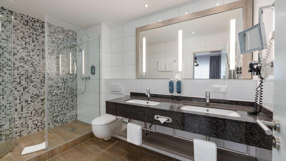 Apartment (no elevator) | Bathroom | Shower, free toiletries, hair dryer, towels