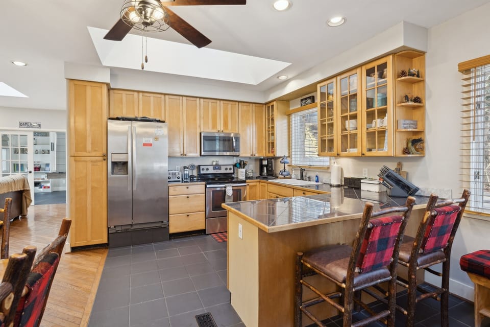 SPACIOUS KITCHEN WITH EAT-IN BAR!