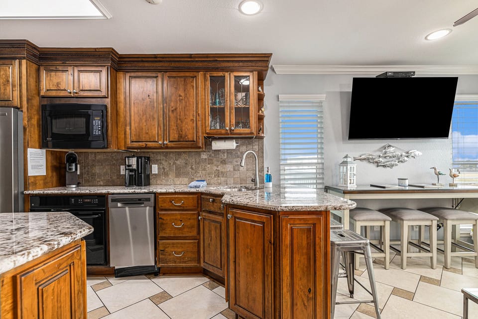 Fully equipped with a dishwasher, ceramic cooktop, electric oven, microwave 